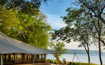 安缦湾澜度假村的海滨帐篷，配备宽敞的平台，俯瞰印度尼西亚松巴哇岛的海洋。