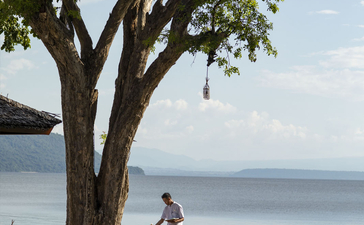 安缦湾澜度假村餐厅早餐区，大树下眺望海景。