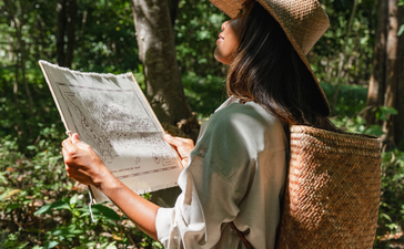 女性旅客在安缦湾澜度假村的寻宝活动中查看地图。