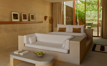Suite principale avec lit surélevé et vue sur le désert, Amangiri Resort, Utah.