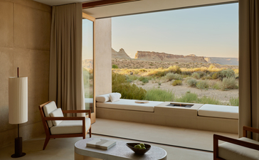 Salle de bain avec vasca da bagno e vista sul deserto di Amangiri, resort in Utah.