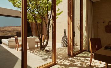 Sala da letto con vista sul giardino desertico e piscina privata ad Amangiri resort.
