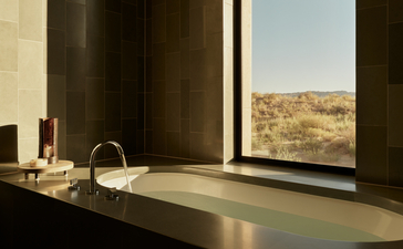 Vasca da bagno in pietra con vista sul paesaggio desertico, Amangiri resort.