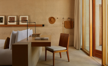 Suite Mesa à Amangiri, avec bureau, chaise et portes-fenêtres donnant sur le désert.