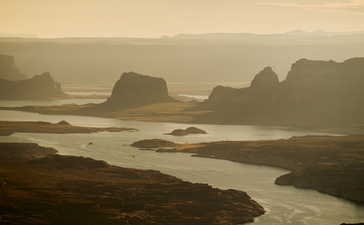 安缦奇岭度假村上空的私人航空之旅，俯瞰沙漠河流与岩石地貌。