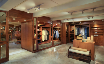 Amandari boutique room in Ubud with warm wooden interiors, traditional furnishings and ambient lighting.