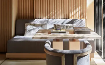 Chambre spacieuse avec lit principal et banc au pied, Aman Kyoto.