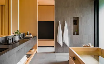 Salle de bains minimaliste avec baignoire en bois, Aman Kyoto.