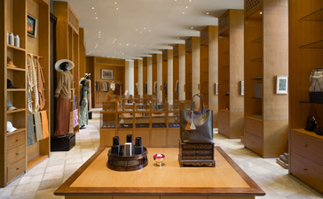 Amanjiwo resort boutique with wooden columns, retail displays, and warm ochre tones.