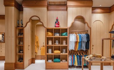 アマンキラのブティックルーム。温かみのある木製の家具と建築的なニッチが特徴。リゾート内の客室。