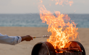 Feu de plage allumé au coucher du soleil à Amanera, station balnéaire en République dominicaine.