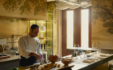 アマン ヴェニスのパラッツォキッチンで、シェフが調理の準備をしている。