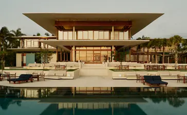 Exterior de Casa Grande, resort Amanera, República Dominicana, al atardecer con piscina en primer plano.