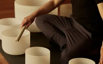 アマンギリのスパ・ウェルネスで、音声ボウルを使った瞑想体験を受ける人。