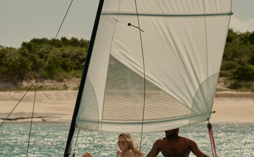 Voilier Hobie Cat avec passagers naviguant dans les eaux turquoise à Amanyara.
