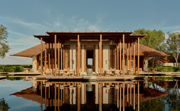 Comedor principal de Amanyara junto al agua, resort en Turks y Caicos.