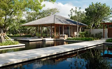 Sala de playa de cinco dormitorios en Amanyara resort, Turks and Caicos, con piscina reflectante al frente.
