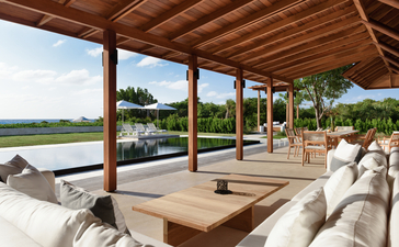 Sala balnéaire aux baies vitrées ouvertes sur le lagon, Amanyara, Turks et Caïcos.