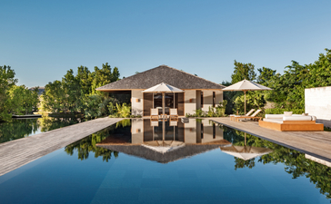 Vila de Seriedade com cinco quartos refletida na piscina infinita, Amanyara resort, Turks e Caicos.