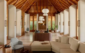 Villa Tranquilidade de quatro quartos em Amanyara, com sala de estar espaçosa e tecto em madeira.