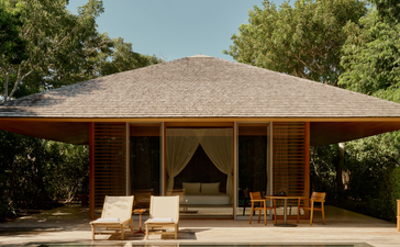 Pavillon piscine d'Amanyara, resort aux Turks-et-Caïcos, avec toiture conique et terrasse face à la piscine.