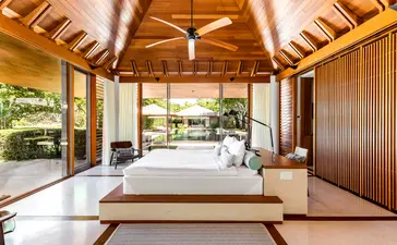Villa principale spacieuse avec lit plateforme, baies vitrées et terrasse, Amanyara, Turks-et-Caïques.