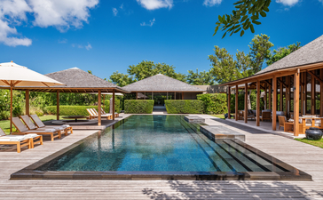 アマンヤラのシックス・ベッドルーム・ビーチ・サラ・ヴィラの屋外プール、リラウンジ、パビリオンの眺め。タークス・カイコス。