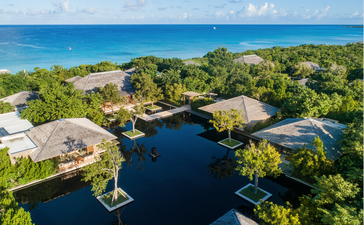 アマンヤラのビーチサイド別荘、ターコスカイコス諸島のリゾート施設を上空から撮影。