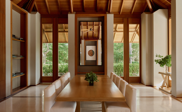 アマンヤラのスリーベッドルーム・トランクイリティ・ヴィラの廊下。木製の天井と大きな窓から自然光が差し込む。