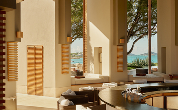 Bar serein à Amanyara resort, Turks et Caïcos, avec mobilier épuré et lumière naturelle.