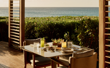 Restaurant au bord de plage d'Amanyara avec vue sur l'océan Turquoise et Caïques.