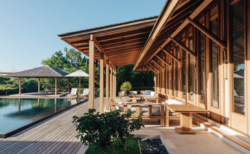 安缦涯澜度假村四卧室海滩别墅外部起居区，木结构遮阳篷，面向泳池。