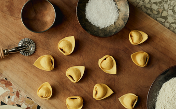 アマン ヴェニスのパラッツォキッチンで、詰め物の準備中の餃子と調理器具。