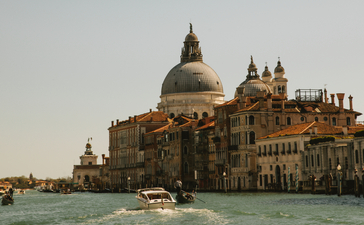 アマン ヴェニスのホテルから見るグランドカナルと、ドームを持つバシリカ聖堂の外観。