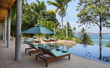 Terraza de villa frente al mar con piscina infinita y vistas al océano en Amanpuri.