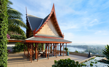 アマンプリのセブンベッドルーム・オーシャンヴィラのスイミングプール。タイ様式の建築と海の景色を望む。