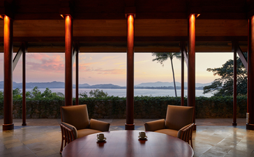 Terazza della villa con sei camere da letto ad Amanpuri, con vista sull'oceano al tramonto.