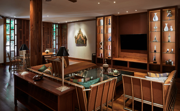 安缦璞瑞度假村的休闲室，配有木质家具、壁炉和娱乐设施。