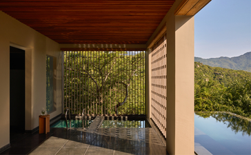 アマノイ リゾートの森林ウェルネス プール ヴィラのテラスから、静かな池を眺める。