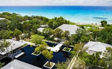 Vista aérea de la villa Amanyara con piscina, jardines y playas de arena blanca en Turks y Caicos.