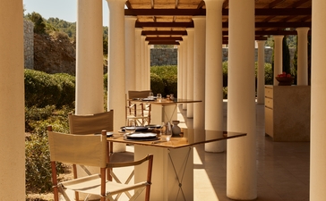 アマンゾイ リゾートのヌーラ レストラン、列柱のテラス席から地中海の景色を眺める。