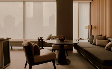 アマン ナイラート バンコクのホテル客室145、ラウンジエリアの写真。床から天井までの窓から自然光が差し込む、ミニマルで落ち着いた空間。
