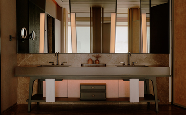 حمام بغسالة مزدوجة وإضاءة طبيعية في غرفة 166 بفندق أمان ناي ليرت بانكوك.