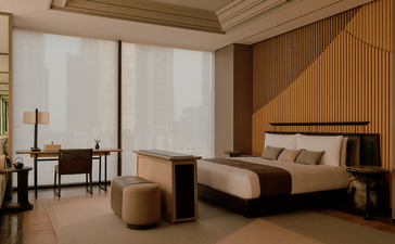アマン ナイラート バンコクのRoom 167。木製パネルと白いカーテンで仕切られた広々としたベッドルーム。