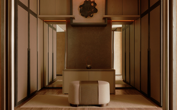 غرفة فندقية بأثاث بسيط وإضاءة دافئة في أمان ناي ليرت بانكوك.