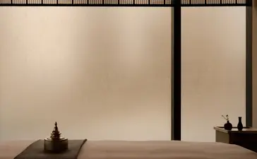 曼谷奈乐安缦水疗会所的浴池，以简洁的木质设计和纸质隔屏为背景。