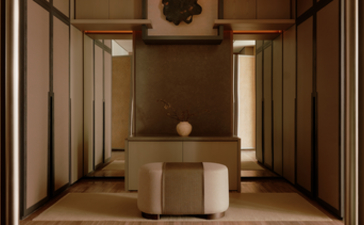 アマン ナイラート バンコクのコーナースイートの広々とした玄関室。奥には円形のテーブルが配置されている。