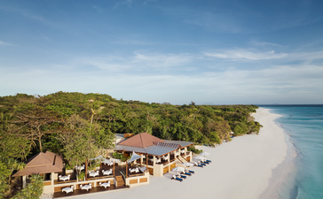 Vista aerea di Amanpulo resort con spiaggia bianca, vegetazione tropicale e acque turchesi.
