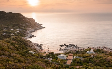 安缦诺怡度假村海洋泳池住宅鸟瞰图,坐落在越南海岸线上。