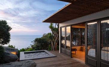 安缦诺怡度假村海景池畔住宅外的按摩浴缸，俯瞰越南海岸线。
